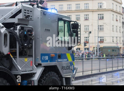 Rue européenne, Prague-October 28, 2018 : les travailleurs de la police sont à cheval sur camion de police défilé militaire le 28 octobre 2018 à Prague, République Tchèque Banque D'Images