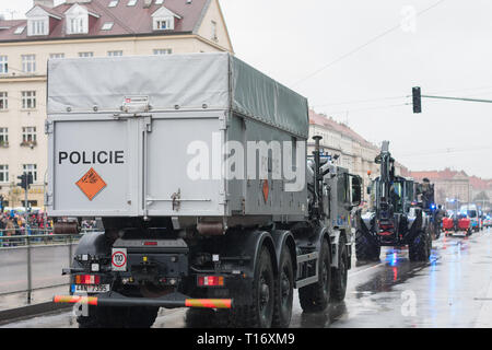 Rue européenne, Prague-October 28, 2018 : les travailleurs de la police sont à cheval sur camion de police défilé militaire le 28 octobre 2018 à Prague, République Tchèque Banque D'Images