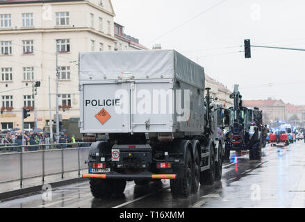 Rue européenne, Prague-October 28, 2018 : les travailleurs de la police sont à cheval sur camion de police défilé militaire le 28 octobre 2018 à Prague, République Tchèque Banque D'Images