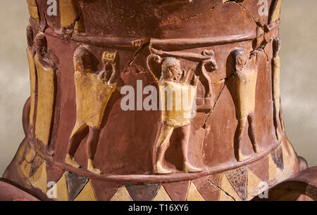 De près de l'Inandik secours culte Hittite décoré de libation à décor de figures relif colorés en crème, rouge et noir. La voie processionnelle fi Banque D'Images