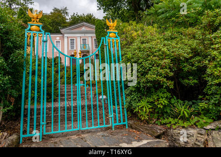 Turquoise et jaune porte d'entrée à une succession, Portmeirion, Gwynedd, au nord du Pays de Galles, Royaume-Uni Banque D'Images