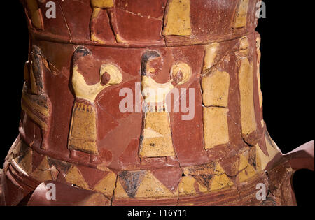 De près de l'Inandik secours culte Hittite décoré de libation à décor de secours des femmes de couleur crème, les chiffres en rouge et noir à l'instr Banque D'Images