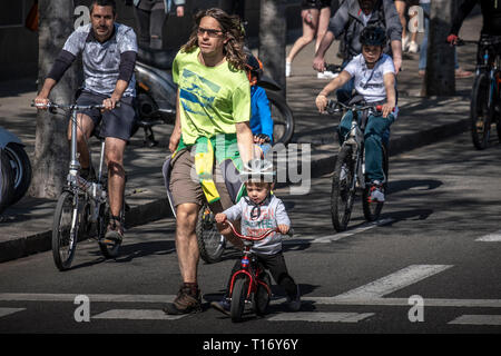 Un père est vu aider son fils comme ils prennent part au cours de l'événement des milliers de personnes ont participé à l'Bicicletada Popular 2019 (tour de vélo populaire) organisé par le Conseil municipal afin d'encourager l'utilisation de bicyclettes à Barcelone. Banque D'Images