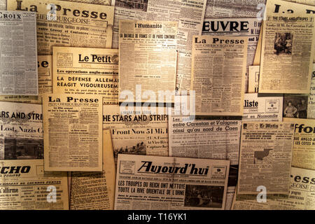 Affichage du journal français principalement suivant pages avant D-Day dans le Musée Airborne, Sainte-Mère-Eglise, Normandie, France. Banque D'Images