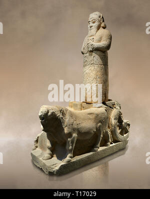 Statue monumentale hittite de Tarhunda probablement la tempête, Dieu, debout sur un chariot tiré par deux taureaux. Musée Archéologique d'Adana, Turquie. Banque D'Images