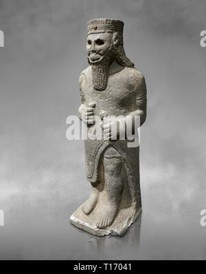 Baslat sculptute Hittite d'un homme, la fin de période Hittite - 900-700 BC. Musée Archéologique d'Adana, Turquie. Contre un art fond gris Banque D'Images