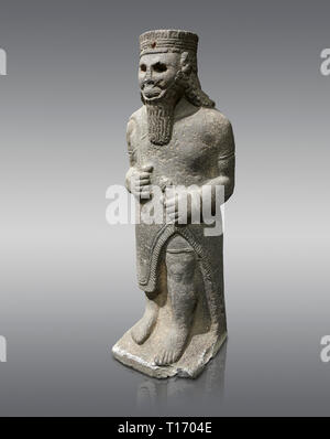 Baslat sculptute Hittite d'un homme, la fin de période Hittite - 900-700 BC. Musée Archéologique d'Adana, Turquie. Sur un arrière-plan gris Banque D'Images