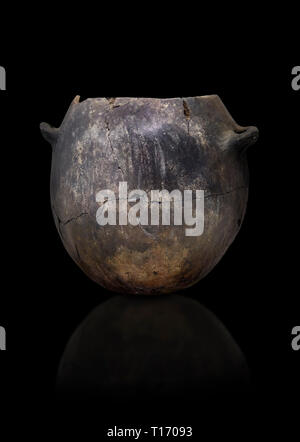 Pot en terre cuite du néolithique . Catalhoyuk, collection Musée Archéologique de Konya, Turquie. Sur un fond noir Banque D'Images