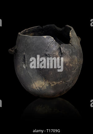 Pot en terre cuite du néolithique . Catalhoyuk, collection Musée Archéologique de Konya, Turquie. Sur un fond noir Banque D'Images