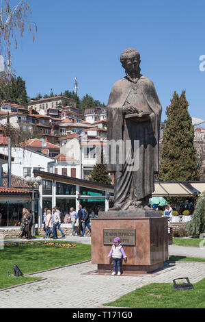 Un jeune garçon pose devant la statue de Saint-Naum Ohridski, monument à Ohrid, Macédoine Banque D'Images