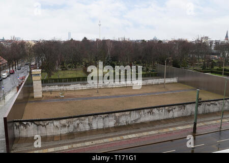 Reste du mur de Berlin et à la watchtower Mémorial du Mur de Berlin (Berliner Mauer) sur Bernauer Straße à Berlin, Allemagne, vue de dessus). Banque D'Images