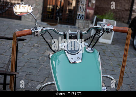 Une moto vintage avec des glands en cuir, moto personnalisée Banque D'Images