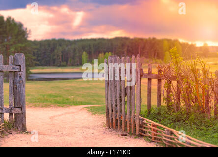 Coucher du soleil Ciel avec nuages sur la rivière et la forêt. Beaux paysages de la Russie. Banque D'Images