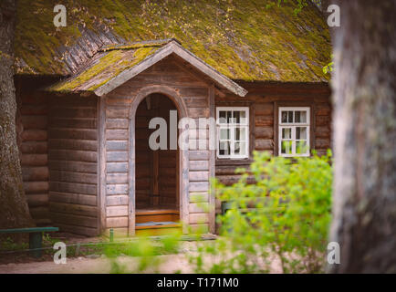 Entrée de la vieille maison de bois en Russie. Toiture recouverte de mousse. Banque D'Images