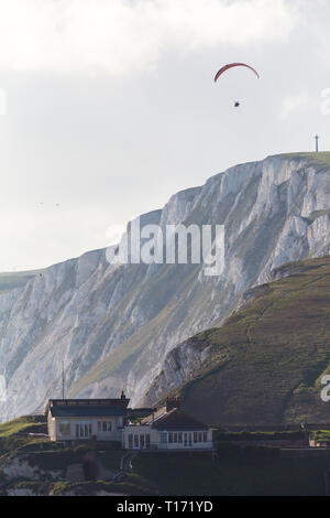 Tennyson Monument, Gens, marche, de Tennyson, monument, l'eau douce, l'île de Wight, Angleterre, Royaume-Uni, Banque D'Images