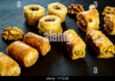 Autre type d'Arabian baklava sur fond noir avec copie espace pour différents types de textes - El Borma ush-nid-v-v asabi Banque D'Images