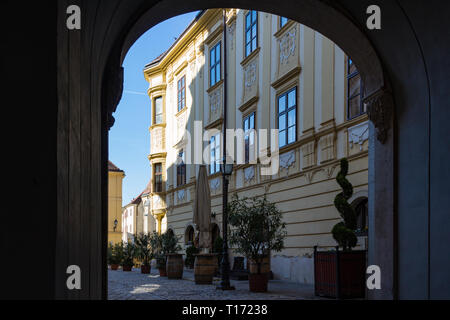 Le Storno House à l'Fő tér (place principale) à Sopron, Hongrie Vue du dessous de l'arc de l'Firewatch Tower Banque D'Images