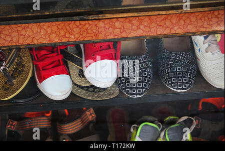 Ses chaussures dans l'armoire à vendre Banque D'Images