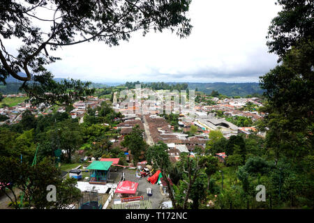 Vue panoramique encadrée de Salento, en Colombie, du haut d'un Lookout Banque D'Images