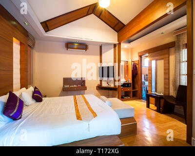 Chambre Luxury avec lit dans la lumière chaude et à l'extérieur de l'arborescence, prix de l'hôtel resort en Thaïlande. De style japonais Banque D'Images