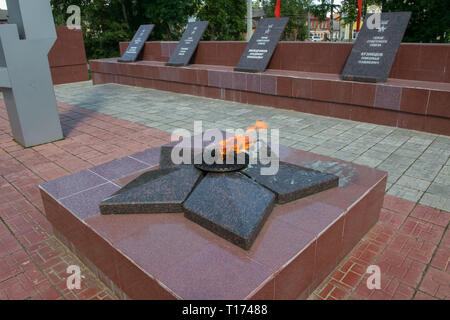 La Russie, Borovitchi, - 8 août, 2018 : flamme éternelle au complexe de la mémoire de la Victoire dans la Grande guerre patriotique. Région de Novgorod, Russie, Borovitchi, Banque D'Images