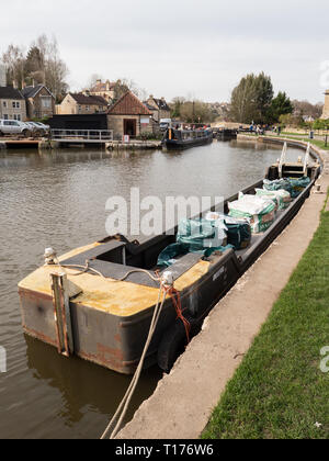 Une rivière et canal Trust laden bateau amarré à Bradford on Avon, Wiltshire, Royaume-Uni. Banque D'Images