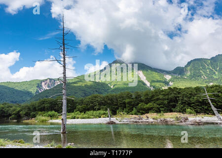 Kamikochi, Japon Taisho-ike pond et le Mont Yakedake Banque D'Images