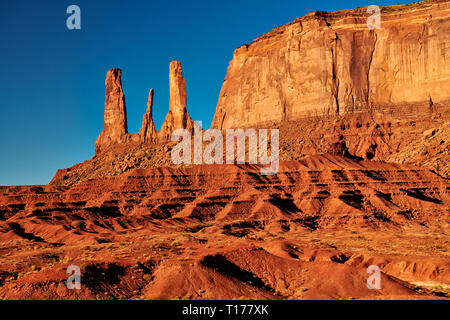 Les trois Sœurs de Monument Valley, Arizona, USA, Amérique du Nord Banque D'Images