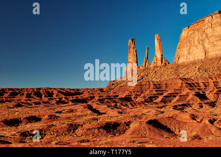 Les trois Sœurs de Monument Valley, Arizona, USA, Amérique du Nord Banque D'Images