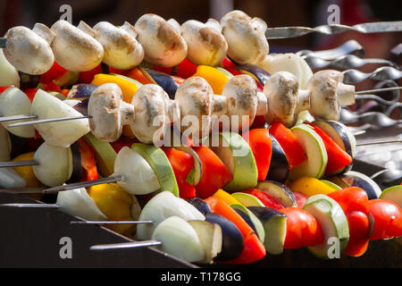 Kebab végétarien de légumes. Sur les brochettes de courgettes, poivrons, champignons. Banque D'Images