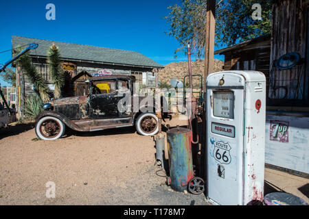 USA, Arizona. pompe à gaz historique et vintage Ford voiture à Micocoulier Magasin général sur la Route 66 Banque D'Images