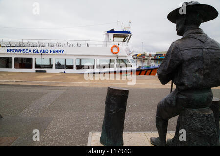 Robert Baden-Powell statue regarde au-dessus de l'île de Brownsea Ferry. L'île de Brownsea est où il a d'abord testé un camp scout de la jeunesse. Banque D'Images