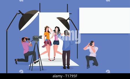 Les photographes professionnels équipe belles femmes fashion des modèles posant ensemble modern photo studio pleine longueur horizontale de l'intérieur Illustration de Vecteur