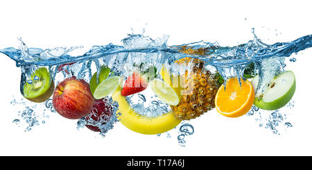 Fruits frais les projections dans l'eau clair bleu alimentation alimentation saine splash concept fraîcheur isolé sur fond blanc Banque D'Images