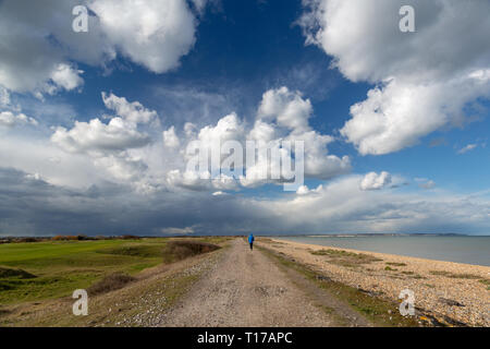 Sentier côtier au cours d'un après-midi de mars à la baie de Sandwich, Kent, UK. Banque D'Images