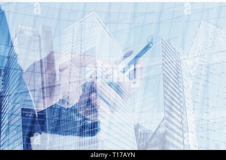 Close up hand of businessman using mobile phone.Business et communication concept Banque D'Images