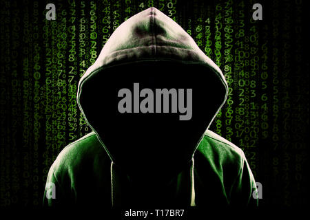 Pirate informatique. Anonyme à capuchon sans visage contre l'arrière-plan de code de programmation Banque D'Images
