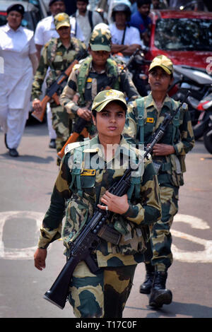 Kolkata, Inde. 24Th Mar, 2019. Force de sécurité des frontières ou des femmes de FSB jawan ou soldat patrouille pendant leur trajet pour mars prochain Lok Sabha ou élection générale 2019. Credit : Saikat Paul/Pacific Press/Alamy Live News Banque D'Images