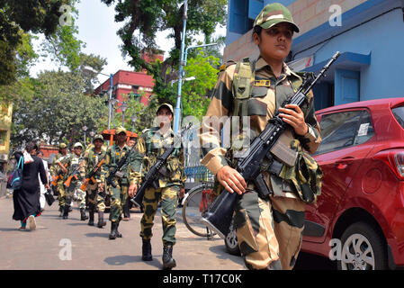 Kolkata, Inde. 24Th Mar, 2019. Force de sécurité des frontières ou des femmes de FSB jawan ou soldat patrouille pendant leur trajet pour mars prochain Lok Sabha ou élection générale 2019. Credit : Saikat Paul/Pacific Press/Alamy Live News Banque D'Images