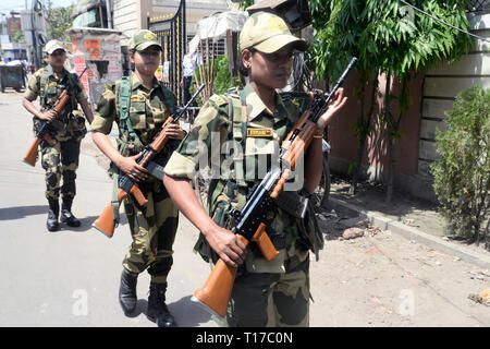 Kolkata, Inde. 24Th Mar, 2019. Force de sécurité des frontières ou des femmes de FSB jawan ou soldat patrouille pendant leur trajet pour mars prochain Lok Sabha ou élection générale 2019. Credit : Saikat Paul/Pacific Press/Alamy Live News Banque D'Images