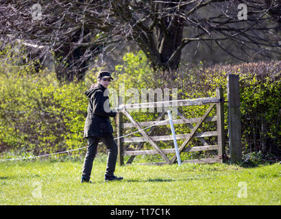 La princesse Anne regarde sa fille Zara à la Land Rover Gatcombe Horse Trials, sur Gatcombe Park, Gloucestershire. Banque D'Images