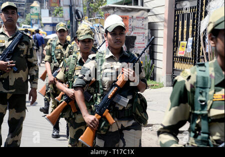 Kolkata, Inde. 24Th Mar, 2019. Force de sécurité des frontières ou des femmes de FSB jawan ou soldat patrouille pendant leur trajet pour mars prochain Lok Sabha ou élection générale 2019. Credit : Saikat Paul/Pacific Press/Alamy Live News Banque D'Images