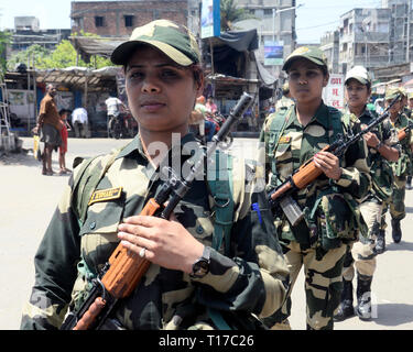 Kolkata, Inde. 24Th Mar, 2019. Force de sécurité des frontières ou des femmes de FSB jawan ou soldat patrouille pendant leur trajet pour mars prochain Lok Sabha ou élection générale 2019. Credit : Saikat Paul/Pacific Press/Alamy Live News Banque D'Images