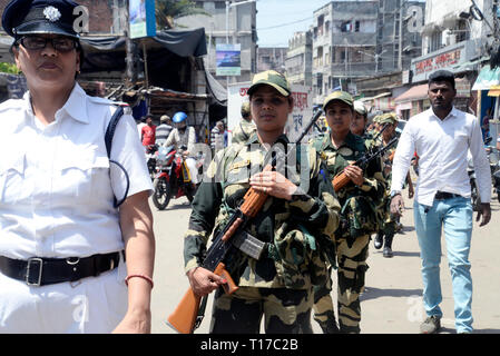 Kolkata, Inde. 24Th Mar, 2019. Force de sécurité des frontières ou des femmes de FSB jawan ou soldat patrouille pendant leur trajet pour mars prochain Lok Sabha ou élection générale 2019. Credit : Saikat Paul/Pacific Press/Alamy Live News Banque D'Images