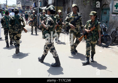 Kolkata, Inde. 24Th Mar, 2019. Force de sécurité des frontières ou des femmes de FSB jawan ou soldat patrouille pendant leur trajet pour mars prochain Lok Sabha ou élection générale 2019. Credit : Saikat Paul/Pacific Press/Alamy Live News Banque D'Images