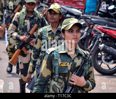 Kolkata, Inde. 24Th Mar, 2019. Force de sécurité des frontières ou des femmes de FSB jawan ou soldat patrouille pendant leur trajet pour mars prochain Lok Sabha ou élection générale 2019. Credit : Saikat Paul/Pacific Press/Alamy Live News Banque D'Images