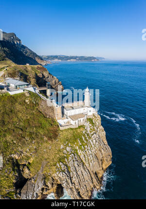 Le phare de Santa Catalina à Lekeitio, Pays Basque - drone view Banque D'Images