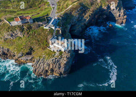 Le phare de Santa Catalina à Lekeitio, Pays Basque - drone view Banque D'Images