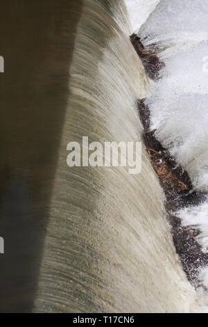 Shot verticale montrant trois étapes d'une chute - la rivière calme, l'eau qui tombe, et de l'eau éclaboussant violemment rocks off dans un Nord de la Géorgie Banque D'Images