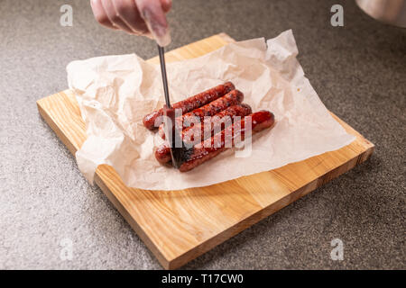 Concept alimentaire traditionnelle - saucisse de viande de cheval couvert de sauce Banque D'Images